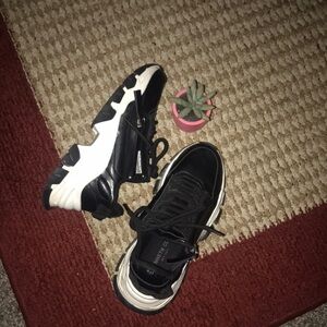 Kenneth Cole Sneakers 👟 New w/o tags!